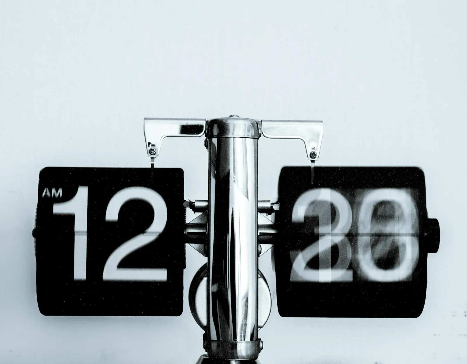 Retro black-and-white flip clock, evoking the countdown to PPWR compliance deadlines